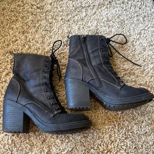 Heeled black boots